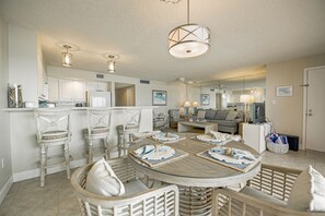 Tv, bøger, kontorer