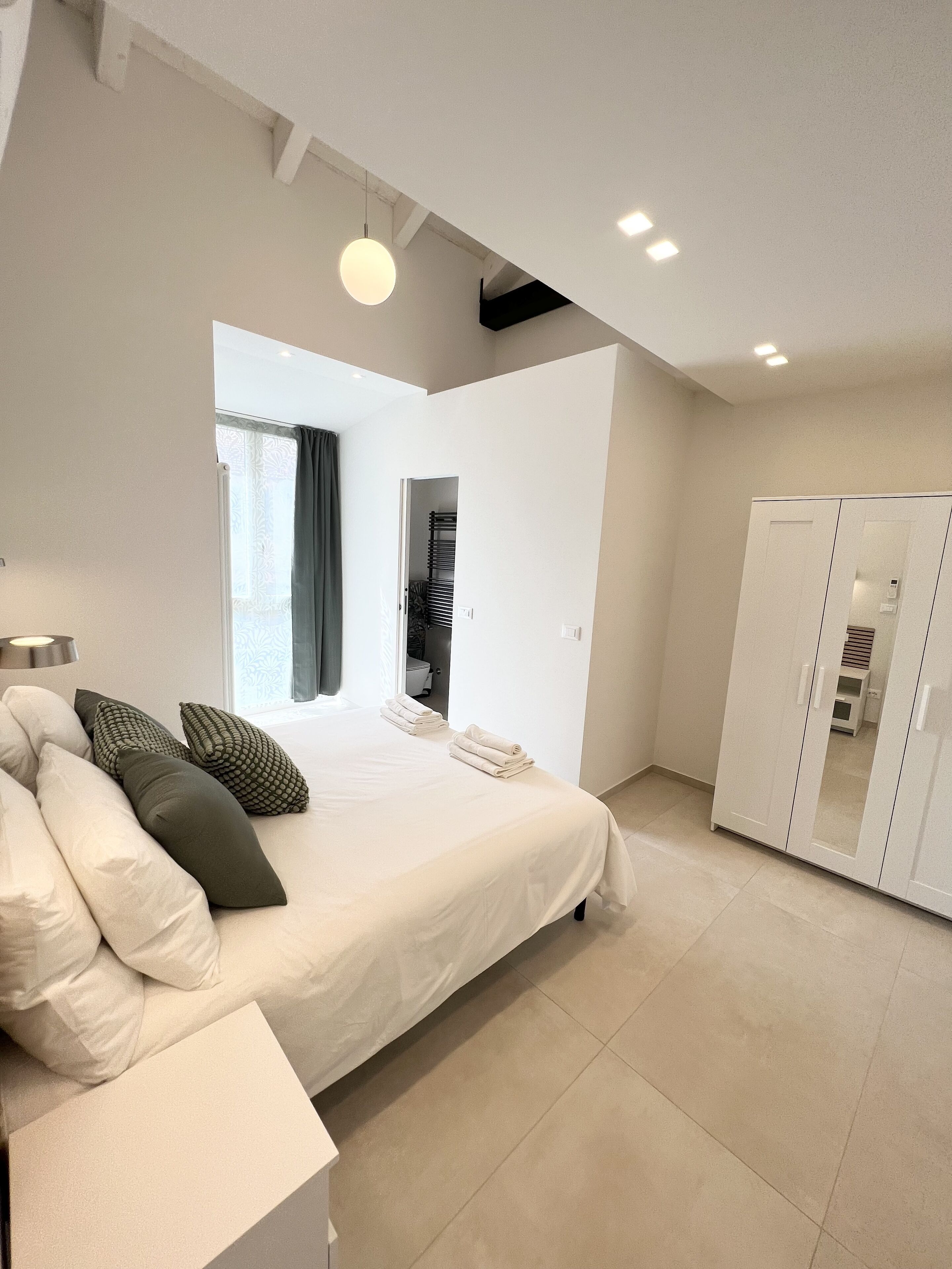 2 habitaciones, tabla de planchar con plancha y cuna de viaje 