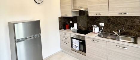 Kühlschrank, Ofen, Herdplatte, Geschirrspüler