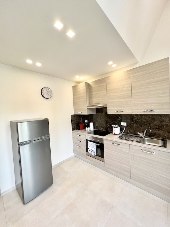 Frigorifero, forno, piano cottura, lavastoviglie