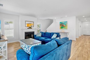 Smart TV - Coastal Retreat with Beach Views, Pool and Serene Outdoor (Anna Maria)
