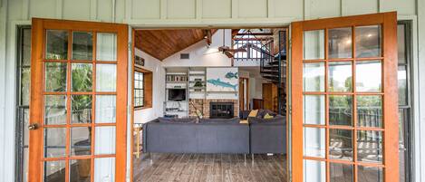 Smart-TV, Kamin, Arbeitsbereiche