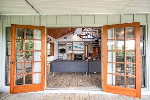 Charming cottage located close to beach - Private heated pool!