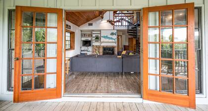 Charming cottage located close to beach - Private heated pool!