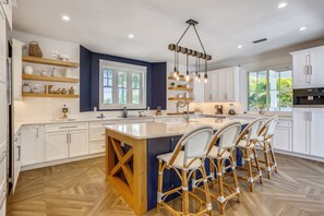 Fridge, microwave, oven, stovetop - Beautiful New Home! Outdoor Pool Area with Swim up bar (Holmes Beach)