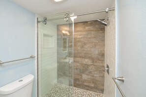 Hair dryer, towels - Beachfront Condo with Amazing Views and Pool! Near Bridge Street! (Bradenton Beach)