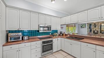 Microwave, stovetop, dishwasher, coffee/tea maker