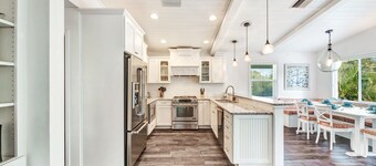 Private Home with Pool, Outdoor Dining Area with BBQ! Close to Beach and Pine Av