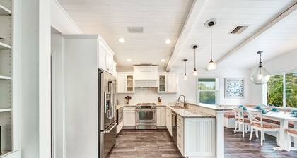 Private Home with Pool, Outdoor Dining Area with BBQ! Close to Beach and Pine Av