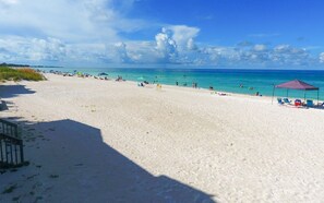På stranden