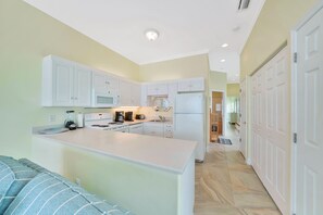 Kylskåp, mikrovågsugn, ugn och spishäll