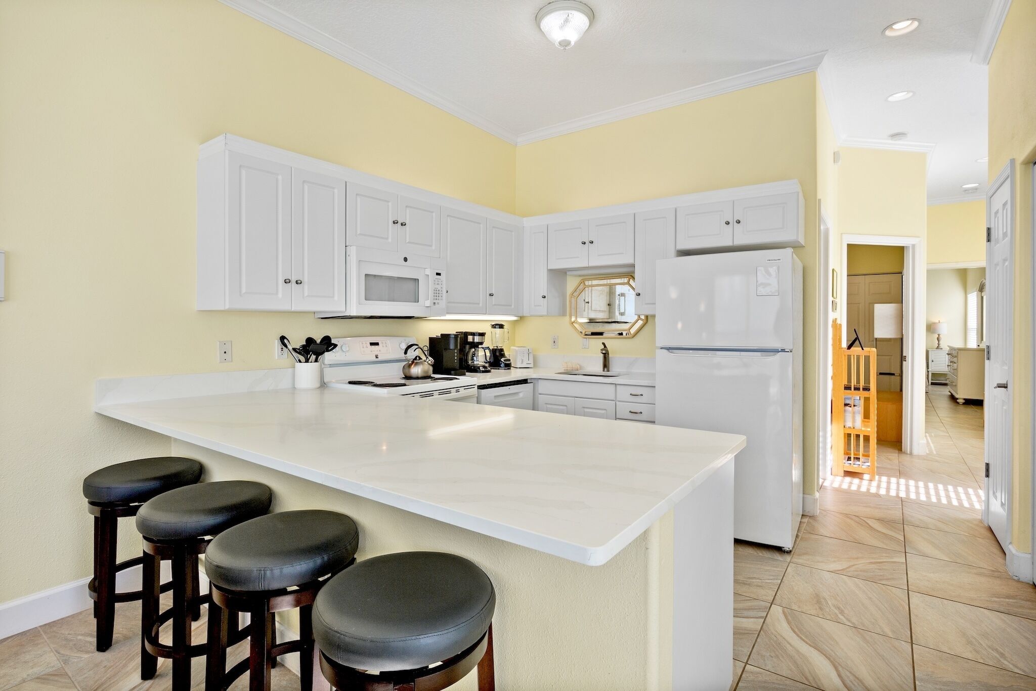 Réfrigérateur, micro-ondes, four, plaque de cuisson