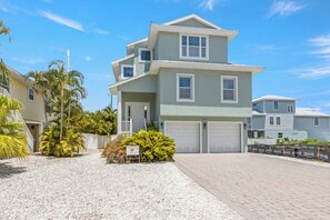 Exterior - Close to the Beach with Pool n Ping Pong Table! Pelican Villa (Anna Maria)