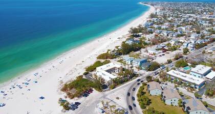Beachfront Condo with Private Balcony and Pool Access