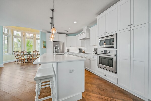 Geschirrspüler, Wasserkocher mit Kaffee-/Teezubehör, Toaster