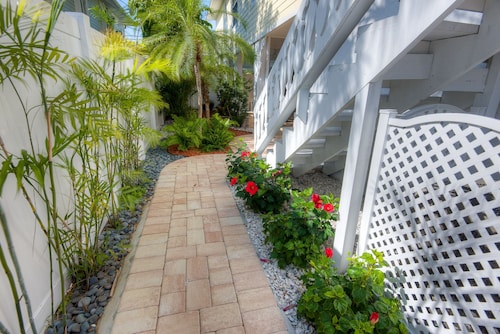 Updated Home with Pool, Spa, and Outdoor Bar! By the Beach!