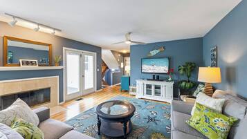 TV connectée, table de tennis de table, livres, espaces bureaux