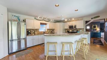 Micro-ondes, plaque de cuisson, lave-vaisselle, cafetiĂšre/bouilloire