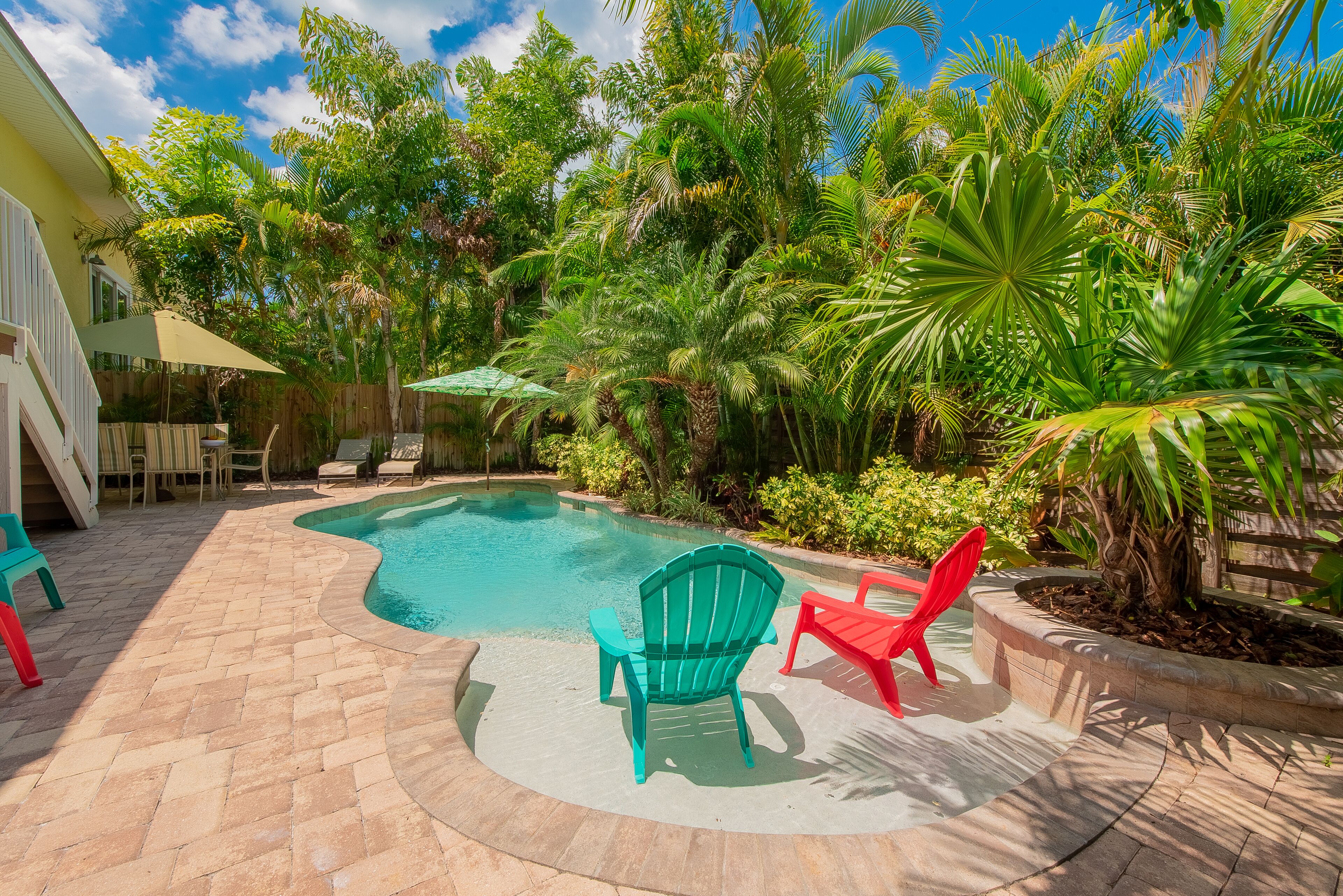Pet Friendly Private Duplex. Fenced Yard with Private Pool Short Walk to Beach
