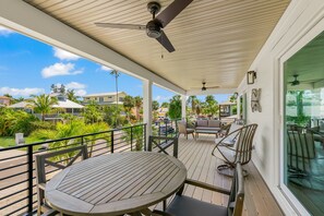 屋外ダイニングエリア