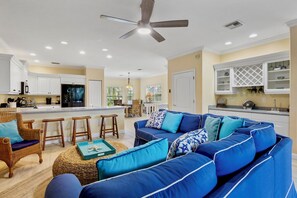 Fernseher, Tischtennisplatte, Arbeitsbereiche