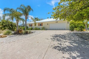 Property grounds - Private Home 5 min to Beach, Heated Pool, Fully Equipped Kitchen! - Stay Calm (Holmes Beach)