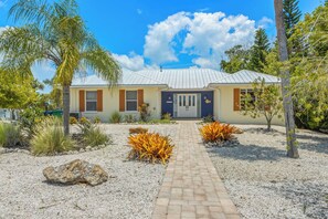 Exterior - Private Home 5 min to Beach, Heated Pool, Fully Equipped Kitchen! - Stay Calm (Holmes Beach)