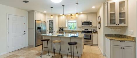 冷蔵庫、電子レンジ、オーブン、コンロ