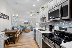 Kjøleskap, mikrobølgeovn, ovn og kokeplater