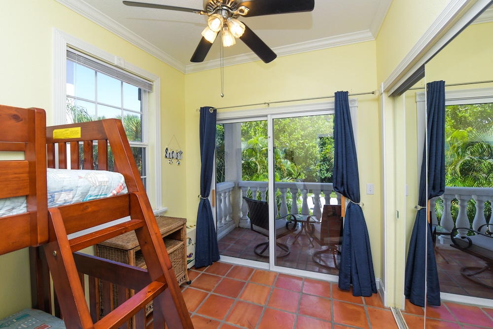 5minute walk to the Beach w/Private Pool and is PetFriendly! Villa
