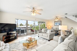 TV connectée, baby-foot, table de tennis de table, livres