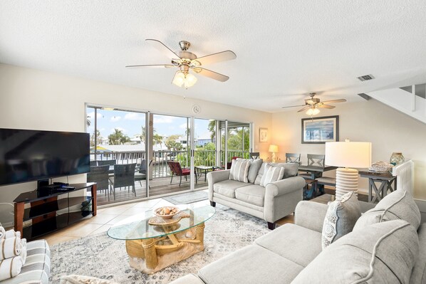 Téléviseur connecté, table de baby-foot, table de ping-pong, livres