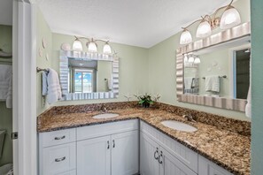 Een haardroger, handdoeken