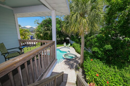 Anna Maria Island Getaway with Pool! 6 mins to Beach! - Beach Isle