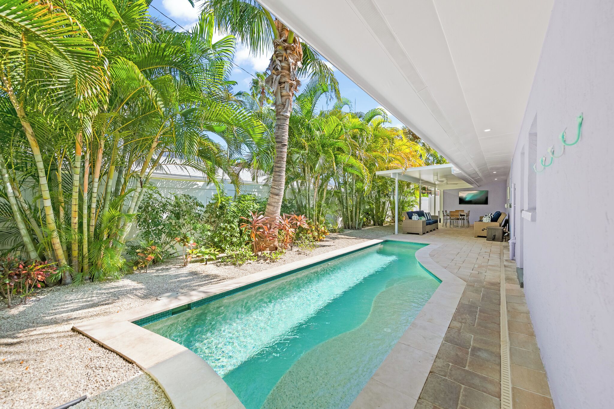 Cute Beach Bungalow, Easy Walk to Beach. Private Pool in Fenced Backyard