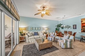 Smart TV - Direct Beachfront Condo! Private Balcony, Amazing Views! Community Pool (Bradenton Beach)