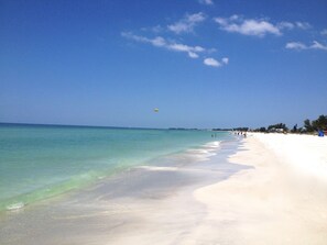 On the beach - Direct Beachfront Condo! Private Balcony, Amazing Views! Community Pool (Bradenton Beach)