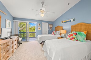 2 bedrooms, iron/ironing board, free WiFi, bed sheets - Hidden Cove #4! Beachfront Townhouse with Gulf Views and Pool Access (Holmes Beach)