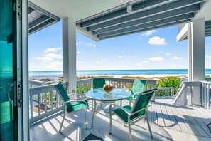 Outdoor dining - Hidden Cove #4! Beachfront Townhouse with Gulf Views and Pool Access (Holmes Beach)