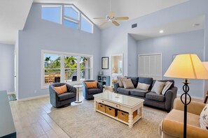 Smart-TV, bøker og kontorer