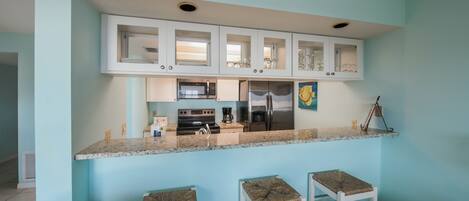 Frigorífico, microondas, horno y placa de cocina