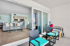 Una sala de estar moderna con un sofá, una mesa de centro y sillones.