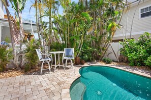 A heated pool - Beach Home with Pool and Gas Grill! 2 min walk to Beach! (Holmes Beach)