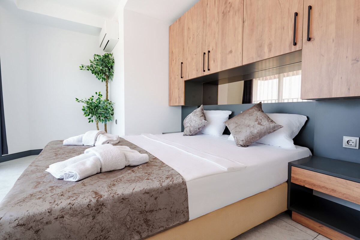 Premium bedding, minibar (free items), desk, laptop workspace