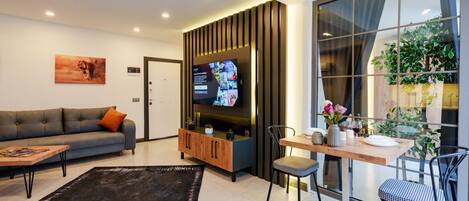 King Suite Jakuzili | Premium bedding, free minibar, individually decorated, desk