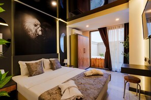Elite suite | Luxe beddengoed, een gratis minibar, individueel gedecoreerd, een bureau