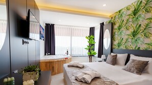 Queen Suite Jakuzili | Ropa de cama de alta calidad, artículos del minibar gratis y escritorio 