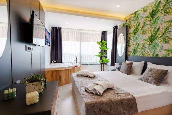 Queen Suite Jakuzili | Premium bedding, free minibar, individually decorated, desk