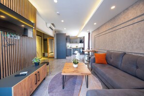 Junior suite | Woonruimte | Een 42-inch smart-tv met digitale zenders en televisie