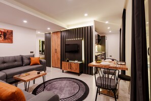 Family Suite 2+1 | Sengetøy av topp kvalitet, minibar (inkludert) og individuelt dekorert